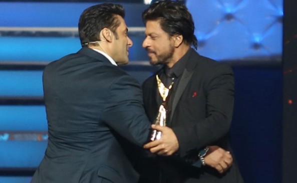 Salman-SRK-Star-Guild-Awards-2014-1